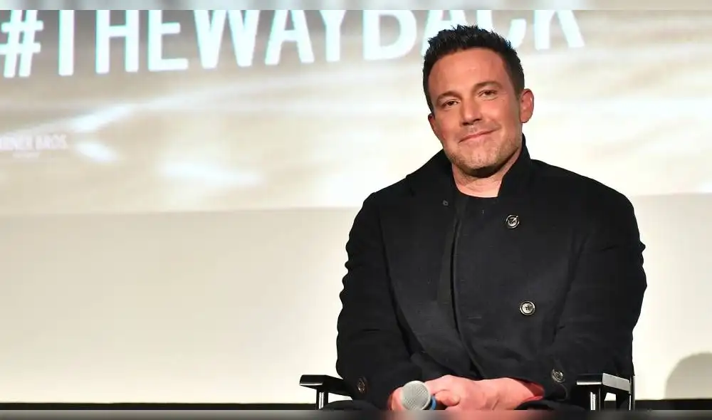 El artista no quería dejar de fumar a pesar de llevar puesta una mascarilla. (Foto: AFP)