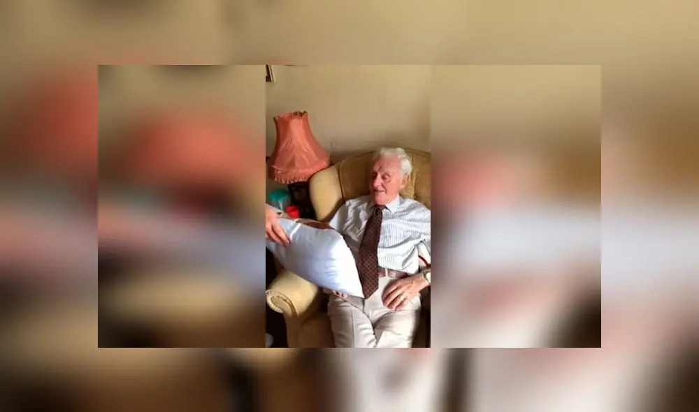 Desliza las imágenes para ver la dramática reacción de este anciano al ver este peculiar regalo que le hicieron. Foto: RM Videos Desliza las imágenes para ver la dramática reacción de este anciano al ver este peculiar regalo que le hicieron. Foto: RM Videos
