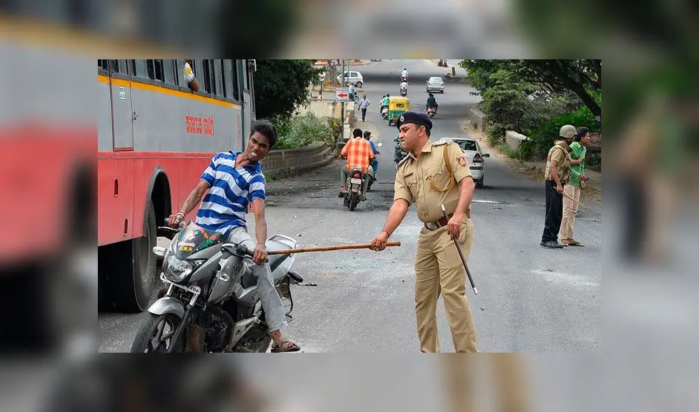 Todo tipo de golpes recibe la población a manos de la Policía en la India. Foto: AFP