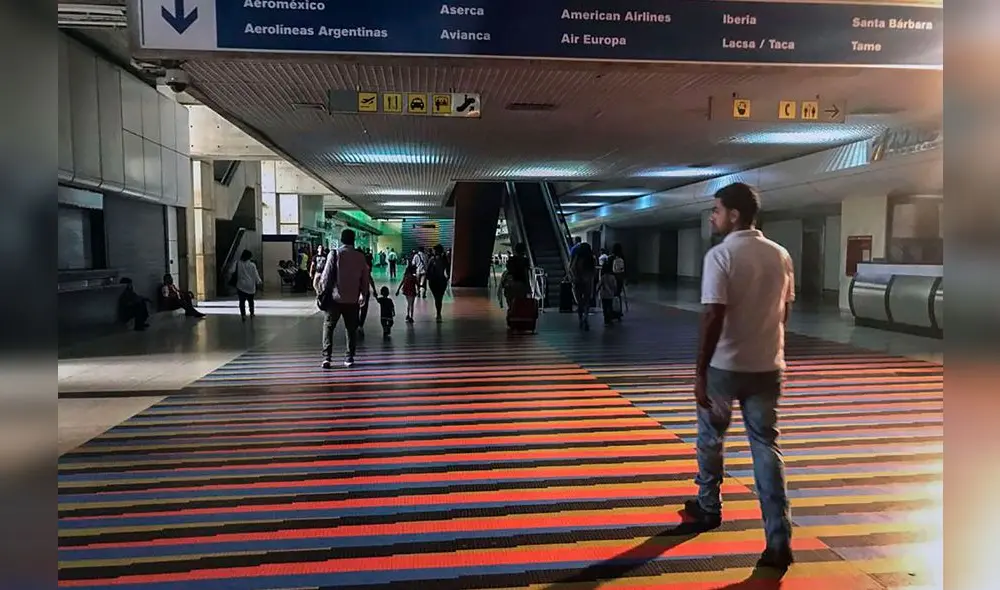 A market trader shows different currency notes in Caracas on March 10, 2019, during the third day of a massive power outage which has left Venezuelans without communications, electricity and water. - The unprecedented power outage already left 15 patients dead and threatens to extend indefinitely, increasing distress for the severe political and economic crisis hitting the oil-rich South American nation. (Photo by Cristian Hernandez / AFP) A market trader shows different currency notes in Caracas on March 10, 2019, during the third day of a massive power outage which has left Venezuelans without communications, electricity and water. - The unprecedented power outage already left 15 patients dead and threatens to extend indefinitely, increasing distress for the severe political and economic crisis hitting the oil-rich South American nation. (Photo by Cristian Hernandez / AFP)