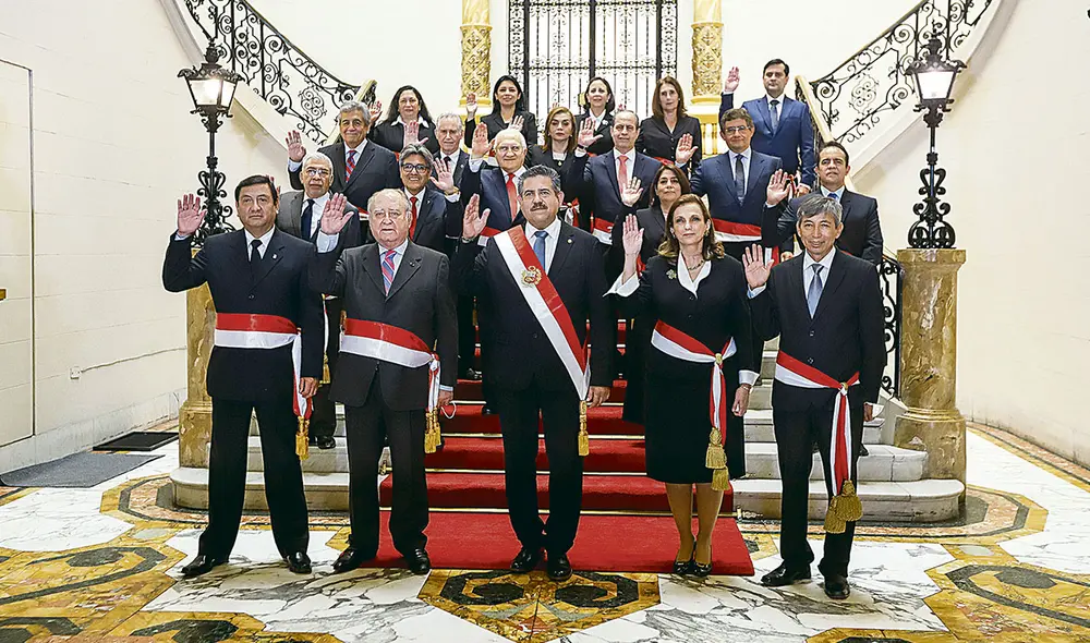 Estrecha base. Ministros de Flores-Aráoz juraron en el patio de Palacio, con plaza cerrada. Foto: Sepres Estrecha base. Ministros de Flores-Aráoz juraron en el patio de Palacio, con plaza cerrada. Foto: Sepres
