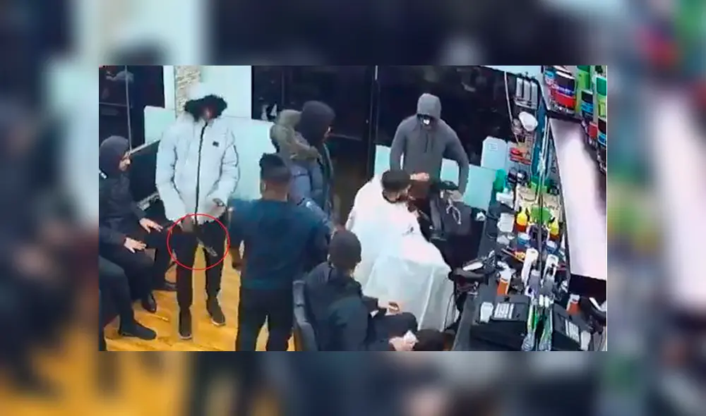 Fue asaltado con arma blanca en peluquería y pide a barbero que continúe con su corte [VIDEO]