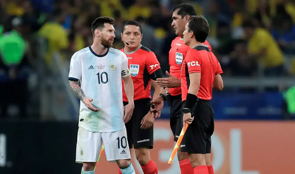 Messi y otro jugadores de la selección argentina quedaron molestos con Conmebol por el mal uso del VAR en la Copa América 2019. | Foto: EFE