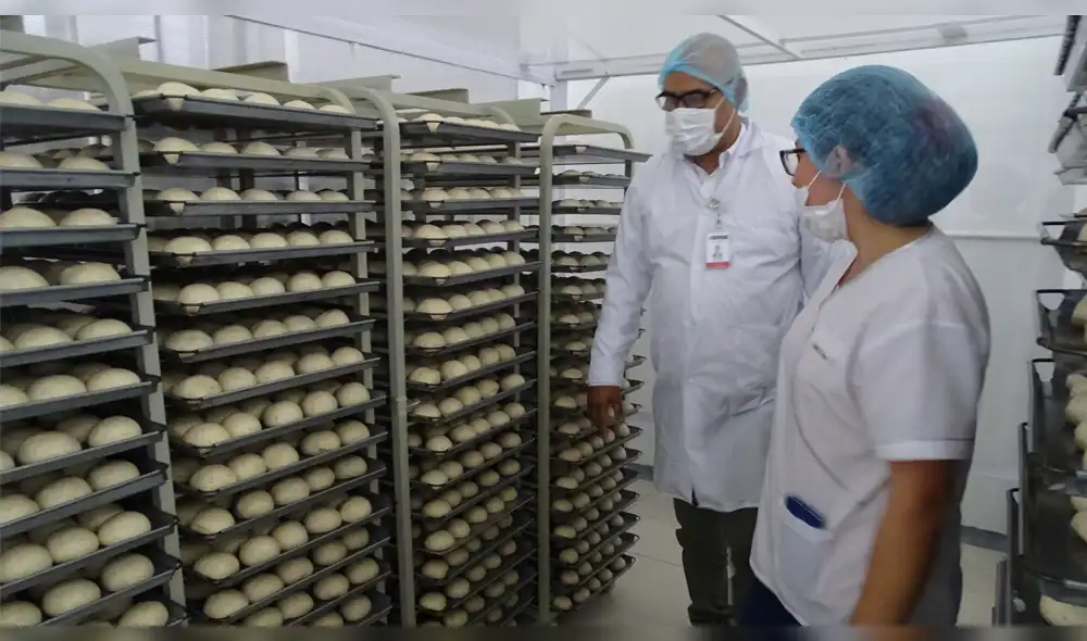 Personal recorre almacenes para ver estado de alimentos.