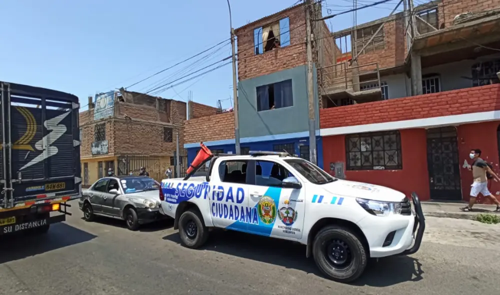 Policías recaban videos de seguridad y testimonios de la zona. Foto: Joel Robles / URPI - GLR Policías recaban videos de seguridad y testimonios de la zona. Foto: Joel Robles / URPI - GLR