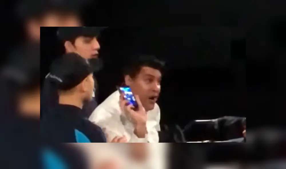 El sujeto insultó a los espectadores cuando ellos le pidieron que se retire de la sala. Foto: captura.