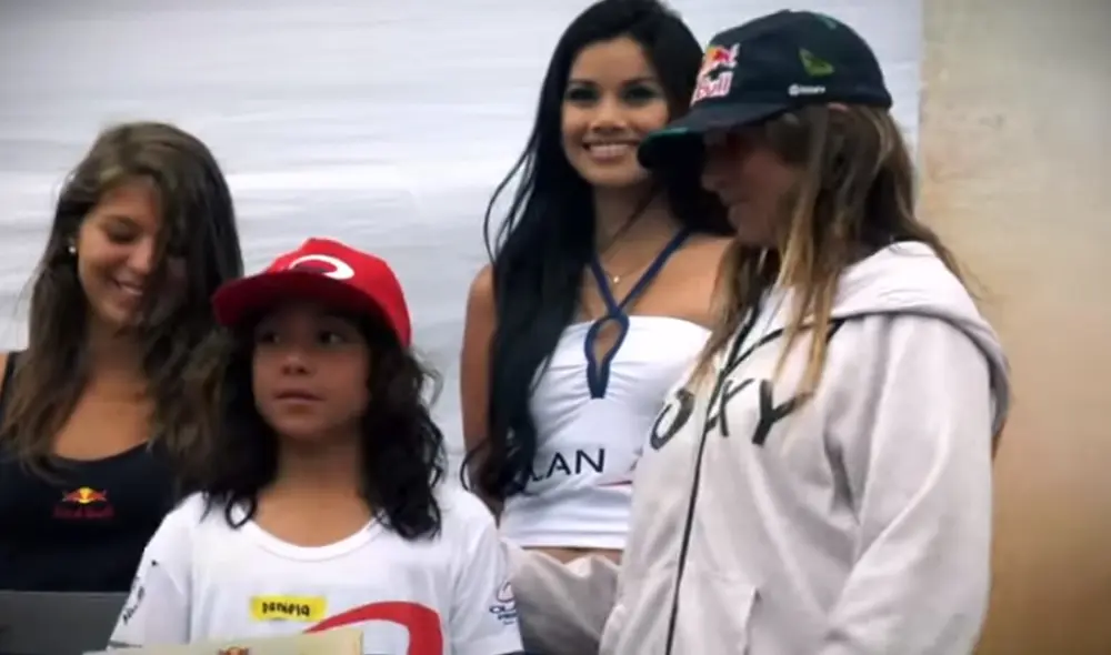 Una pequeña Daniella Rosas posa al lado de Sofia Mulanovic en el evento Herederas de Red Bull en el año 2011. Foto: Captura YouTube Olas Perú