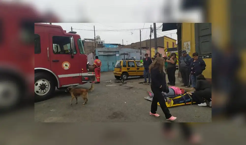 Compañía de bomberos acudieron al lugar para atender a la víctimas, quienes luego fueron llevadas a una clínica. (Foto: Christian Moreno / La República)