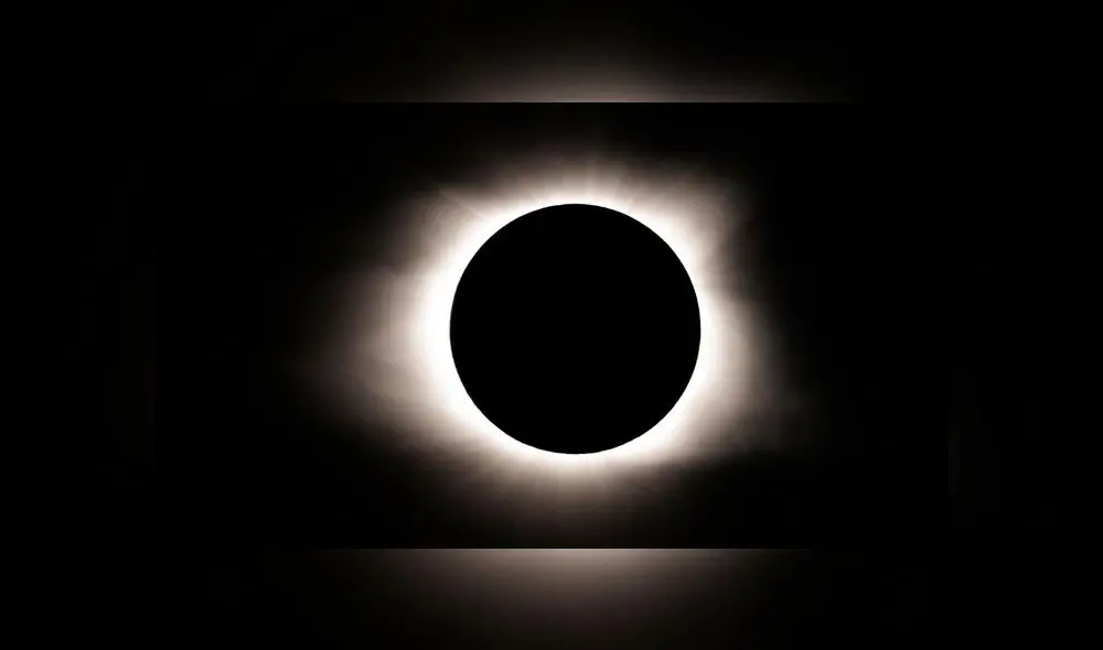 Viste del eclipse solar desde una escuela en Giorgia. Foto: EFE.