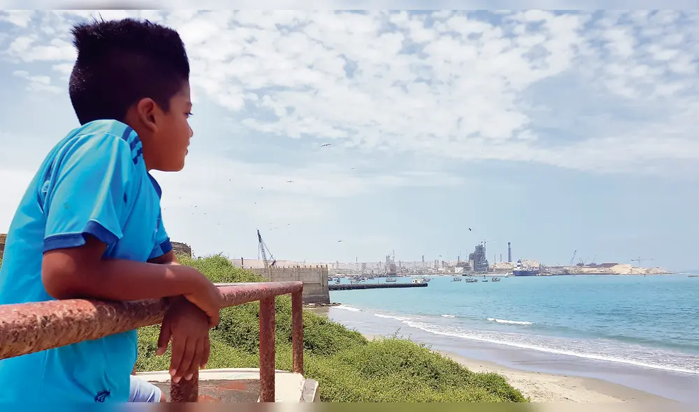 Amor por la peñita. Jeiko contempla la playa que tanto adora, después de una agotadora jornada de recojo de desperdicios. Amor por la peñita. Jeiko contempla la playa que tanto adora, después de una agotadora jornada de recojo de desperdicios.