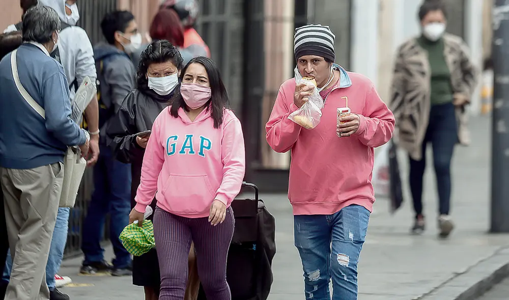 Al paso. Cuidados de las personas han comenzado a relajarse. Expertos piden estar alertas. Foto: Antonio Melgarejo Al paso. Cuidados de las personas han comenzado a relajarse. Expertos piden estar alertas. Foto: Antonio Melgarejo
