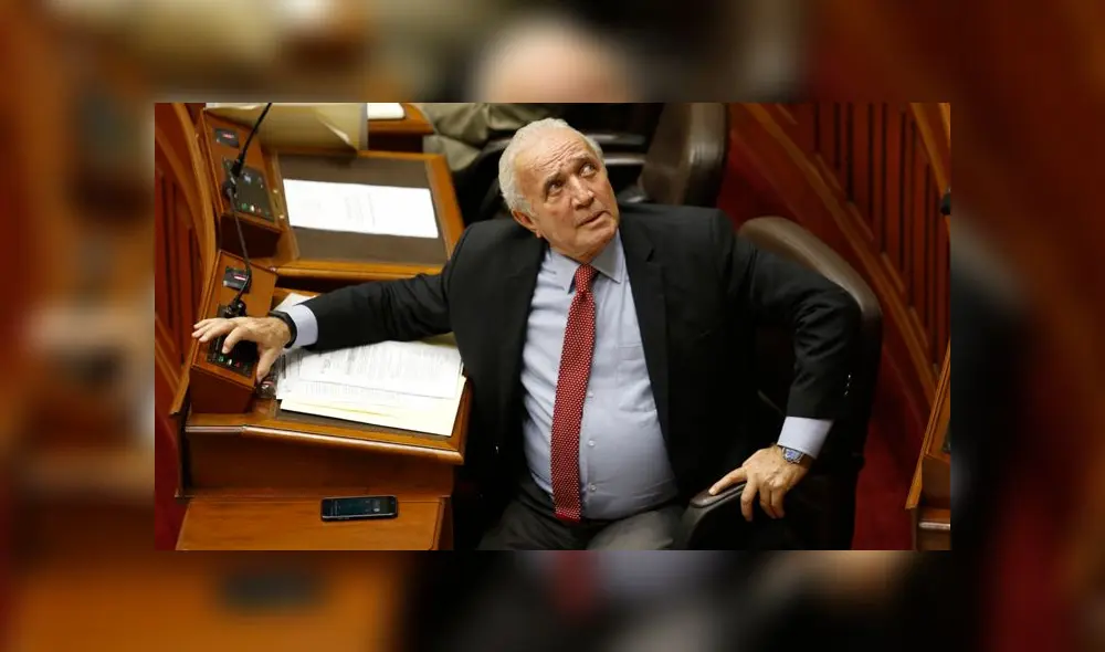 Guido Lombardi renunció a bancada de Peruanos por el Kambio