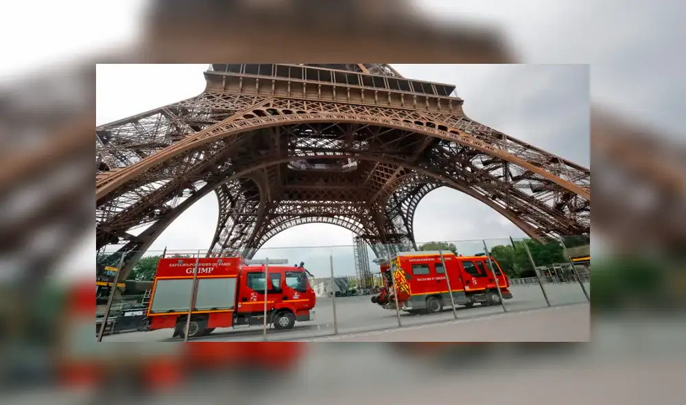 Evacúan la Torre Eiffel luego de que un hombre intentara escalarla [VIDEO]