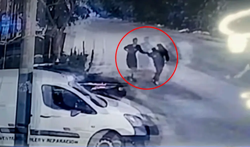 La llegada de un auto a la calle donde se producía el secuestro, impidió que los delincuentes se lleven a la joven. Foto: captura de Panamericana La llegada de un auto a la calle donde se producía el secuestro, impidió que los delincuentes se lleven a la joven. Foto: captura de Panamericana