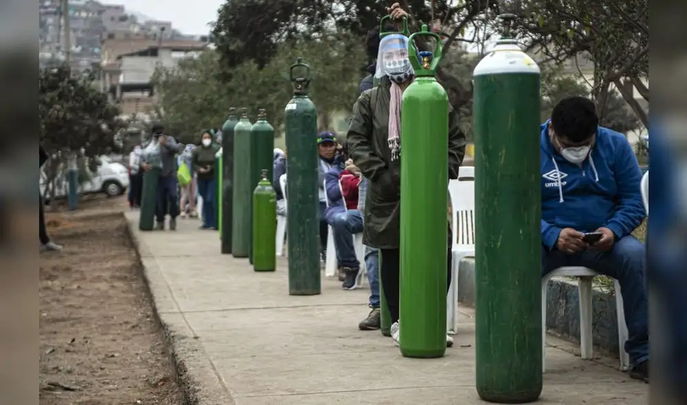 Familiares de pacientes con COVID-19 hacen cola para recargar cilindros de oxígeno en Villa María del Triunfo. Foto: AFP. Familiares de pacientes con COVID-19 hacen cola para recargar cilindros de oxígeno en Villa María del Triunfo. Foto: AFP.
