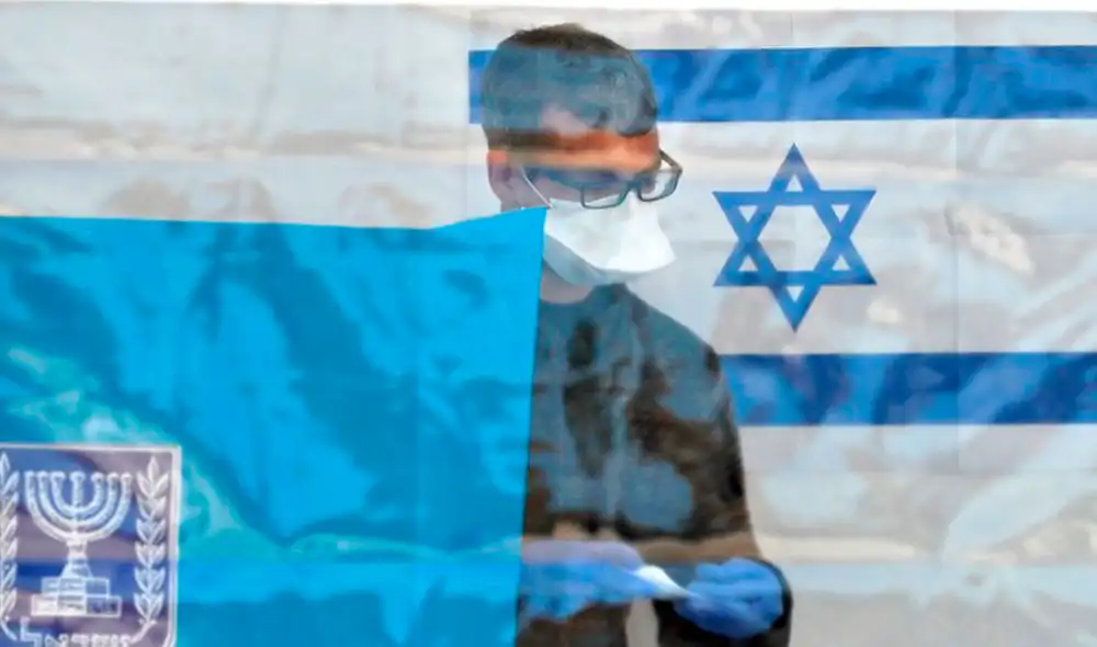 Altos cargos apuntan a que las posibles reinfecciones aún se están investigando y que el número final podría ser menor. Foto: AFP Altos cargos apuntan a que las posibles reinfecciones aún se están investigando y que el número final podría ser menor. Foto: AFP