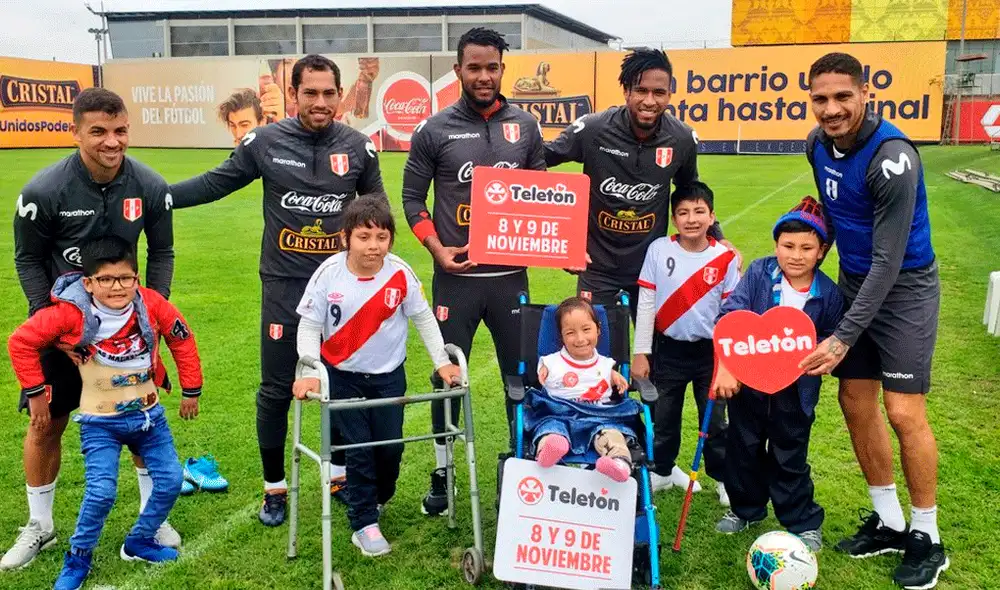 Selección peruana recibe visita de niños de la teletón en entrenamiento. Selección peruana recibe visita de niños de la teletón en entrenamiento.