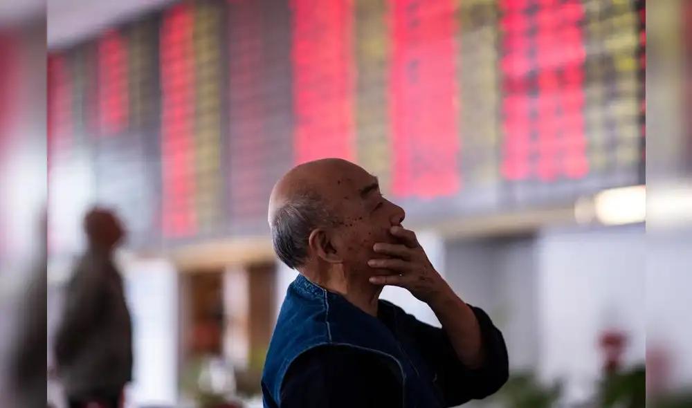 An investor looks at an electronic board showing stock information at a brokerage house in Shanghai on October 15, 2018. - Asian stocks started the week on the back foot on October 15, with investors still in gloomy mood after several days of market turbulence sparked by trade rows and a spat over the US central bank. (Photo by Johannes EISELE / AFP) An investor looks at an electronic board showing stock information at a brokerage house in Shanghai on October 15, 2018. - Asian stocks started the week on the back foot on October 15, with investors still in gloomy mood after several days of market turbulence sparked by trade rows and a spat over the US central bank. (Photo by Johannes EISELE / AFP)