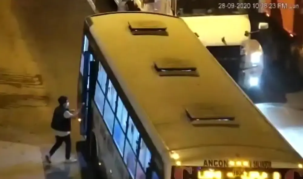 Con suma planificación los delincuentes esperaban a que los buses lleguen a los paraderos para poder arrebatar teléfonos, carteras, billeteras y cualquier objeto de valor. Foto: Captura América