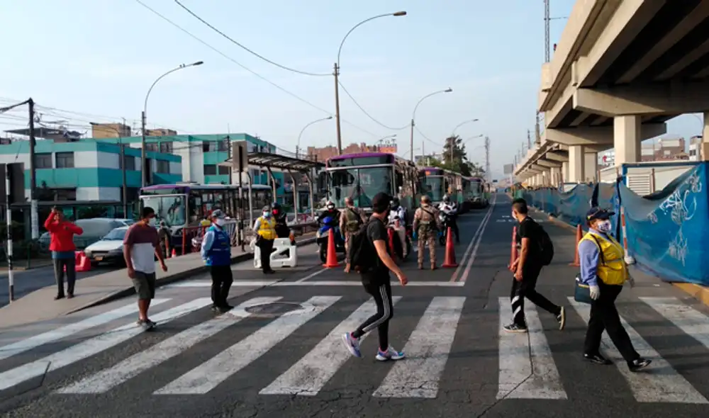 Militares restringen tránsito de vehículos en SJL por incumplimiento de cuarentena Militares restringen tránsito de vehículos en SJL por incumplimiento de cuarentena