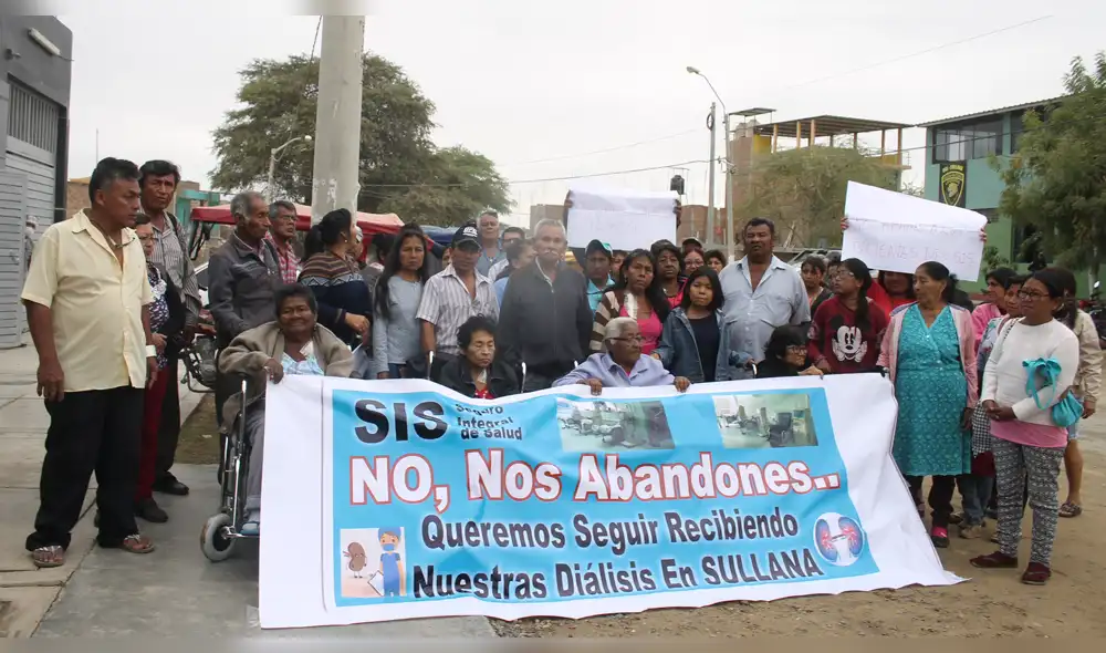 Pacientes que reciben hemodiálisis realizan exigencia al SIS. Pacientes que reciben hemodiálisis realizan exigencia al SIS.