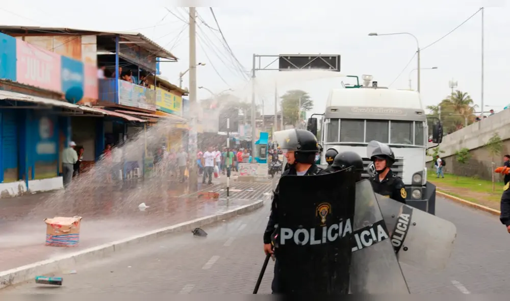 Policía resguardó vehículo para evitar ataques de los informales.