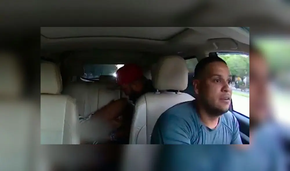 Taxista fdaba indicaciones a la mujer mientras daba a luz en el asiento trasero. Foto captura. Taxista fdaba indicaciones a la mujer mientras daba a luz en el asiento trasero. Foto captura.