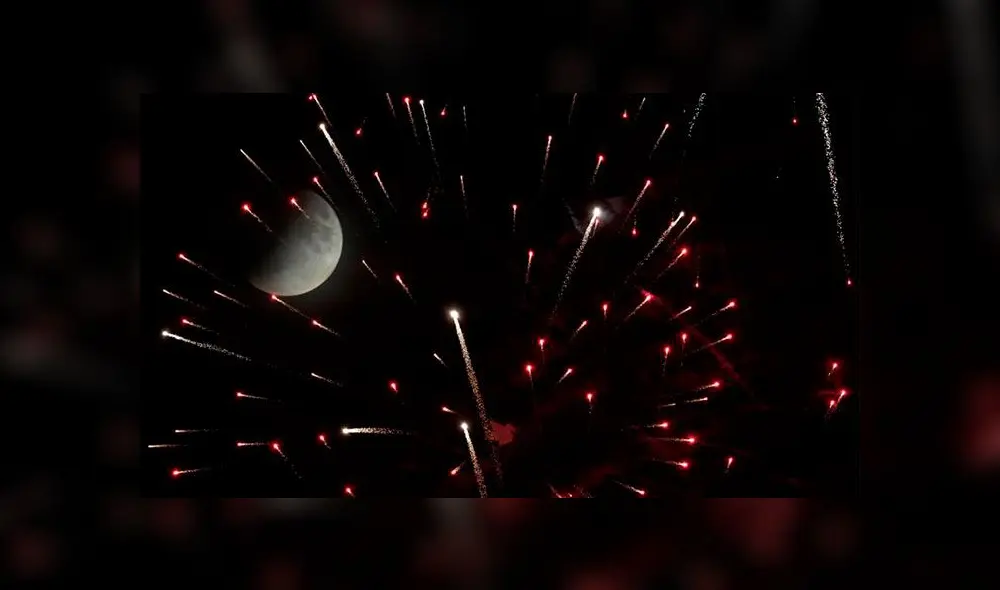 Alemania. La luna en medio de fuegos artificiales que celebraban el eclipse. Foto: EFE.