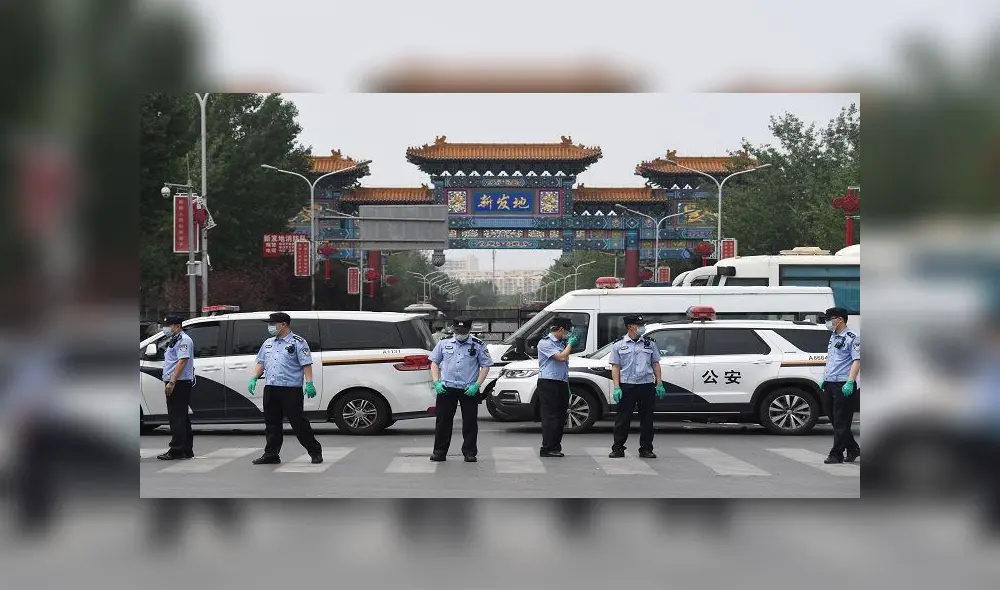 Chinese police guard the entrance to the closed Xinfadi market in Beijing on June 13, 2020. - Eleven residential estates in south Beijing have been locked down due to a fresh cluster of coronavirus cases linked to the Xinfadi meat market, officials said on June 13. (Photo by GREG BAKER / AFP) Chinese police guard the entrance to the closed Xinfadi market in Beijing on June 13, 2020. - Eleven residential estates in south Beijing have been locked down due to a fresh cluster of coronavirus cases linked to the Xinfadi meat market, officials said on June 13. (Photo by GREG BAKER / AFP)
