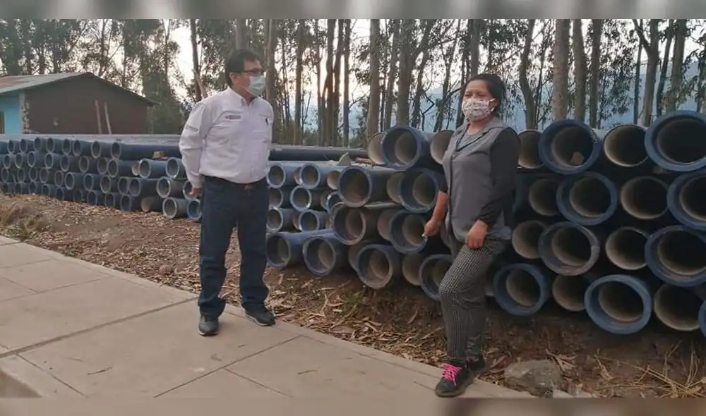 Director ejecutivo Orlando Torres supervisó el estado de las tuberías de hierro dúctil. Foto: Minagri.