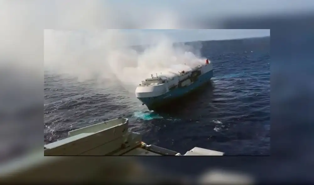 Embarcación con miles de autos de lujo se incendia y naufraga en medio del océano [VIDEO] 