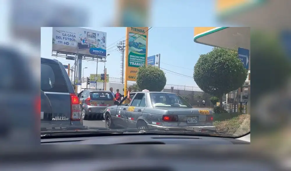 #YoDenuncio: colectivos se estacionan en vía pública e impiden libre tránsito #YoDenuncio: colectivos se estacionan en vía pública e impiden libre tránsito