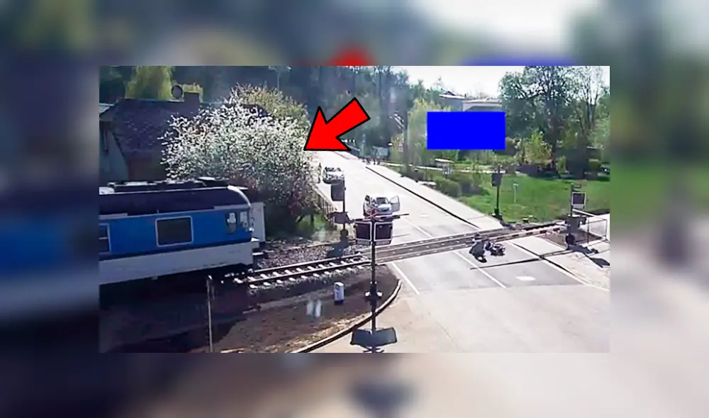 YouTube viral: Anciano en moto cae en sobre vías y se salva de milagro ante la llegada de tren [VIDEO]