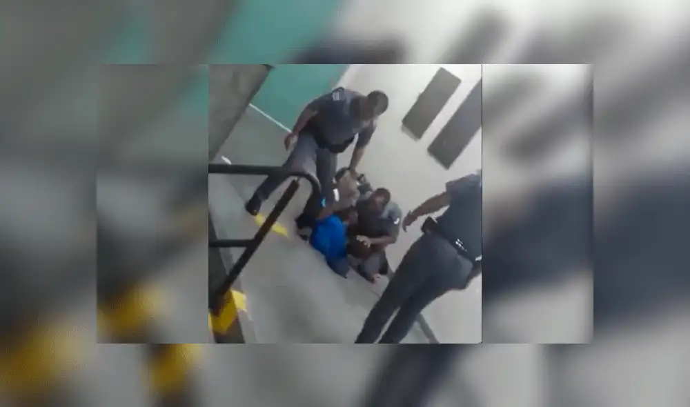 Policías agreden y amenazan a estudiantes en el interior de una escuela [VIDEO]