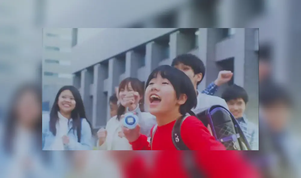 Niños interactuando con un dispositivo de Digimon.