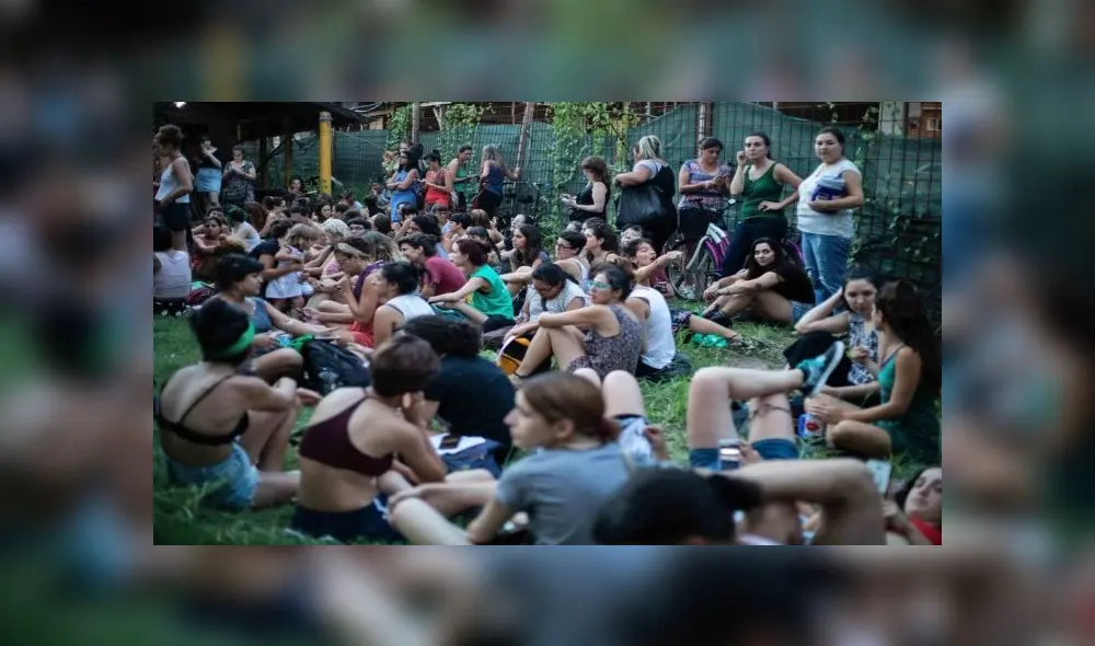 Educación sexual, taller de pancartas y clases de ‘perreo’ en campamento feminista Educación sexual, taller de pancartas y clases de ‘perreo’ en campamento feminista