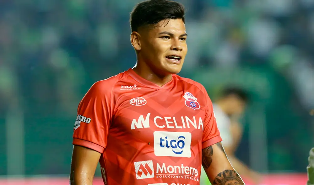 Jugadores Dico Roca y Jorge Lovera del Club Deportivo Guabirá trabajan haciendo delivery tras paralización del fútbol boliviano.| Foto: El Deber de Bolivia