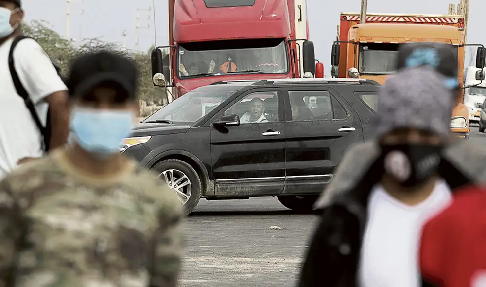 Cruces. Para las unidades de transporte no había escape en ninguna dirección. Algunos vehículos, en su afán de liberarse del bloqueo, solo generaron
mayor congestión. Foto: Jorge Cerdán/La República Cruces. Para las unidades de transporte no había escape en ninguna dirección. Algunos vehículos, en su afán de liberarse del bloqueo, solo generaron
mayor congestión. Foto: Jorge Cerdán/La República