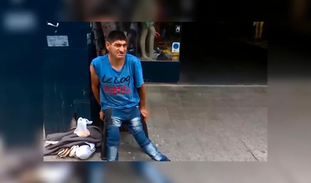 Gracias a que los vecinos y comerciantes de la zona se contactaron con medios y autoridades, lograron conseguirle una nueva silla de ruedas a Juan. (Captura: Telefé)