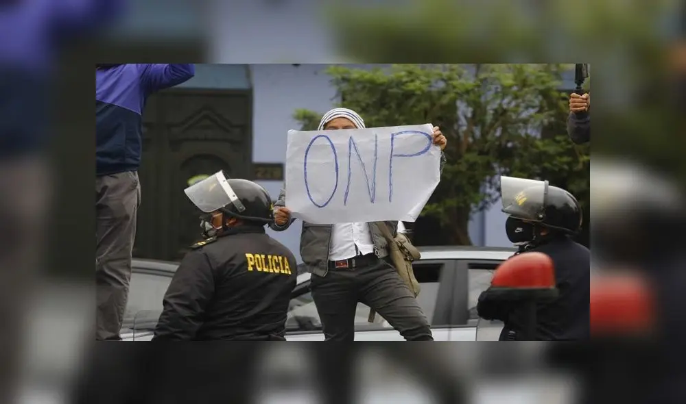 Aportantes de la ONP fueron a apoyar a los parlamentarios. Créditos: Félix Contreras / La República. Aportantes de la ONP fueron a apoyar a los parlamentarios. Créditos: Félix Contreras / La República.