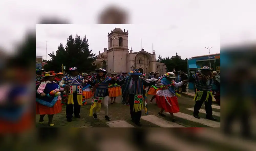 Los Machuaychas y Chiñipilcos ingresaron bailando la tradicional danza por las principales callesde Juliaca.