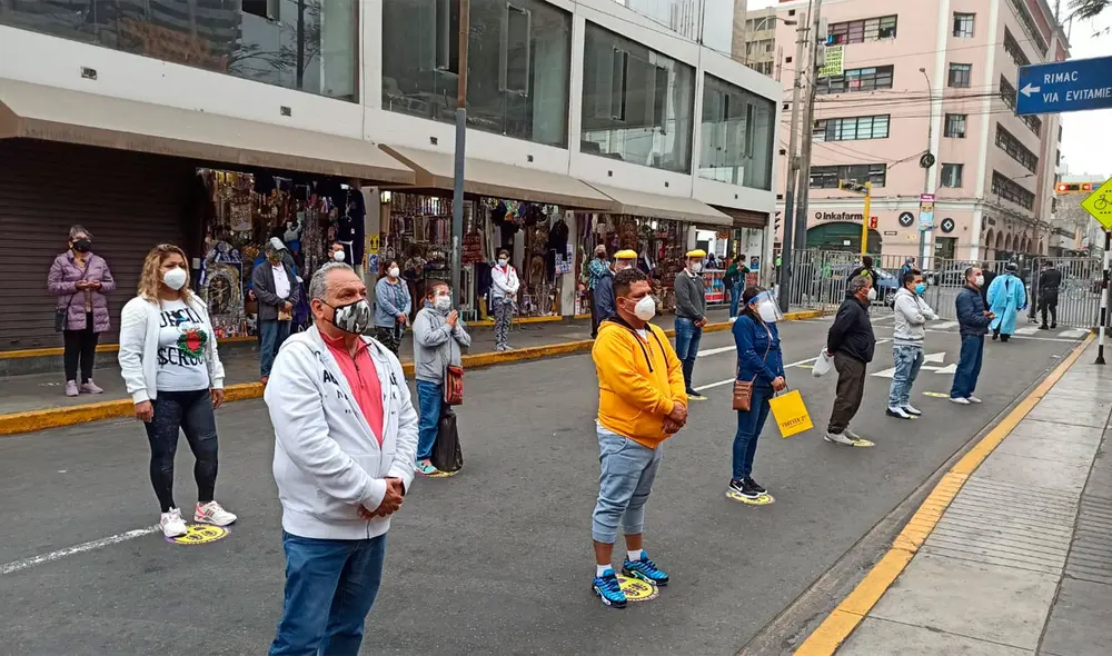 Feligreses respetan distanciamiento social en las afueras de las Nazarenas. Foto: Deysi Portuguez / URPI - GLR Feligreses respetan distanciamiento social en las afueras de las Nazarenas. Foto: Deysi Portuguez / URPI - GLR