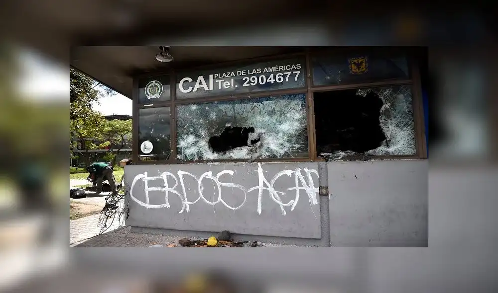 Una choza policial de los Comandos de Atención Inmediata (CAI) destruida durante una protesta por la muerte de un abogado bajo custodia policial, se ve en Bogotá. Foto: Raúl ARBOLEDA / AFP. Una choza policial de los Comandos de Atención Inmediata (CAI) destruida durante una protesta por la muerte de un abogado bajo custodia policial, se ve en Bogotá. Foto: Raúl ARBOLEDA / AFP.
