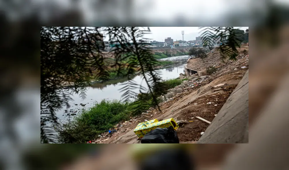 Moradores y transeúntes de la zona contaminan el río Rímac. Foto: John Reyes / La República. Moradores y transeúntes de la zona contaminan el río Rímac. Foto: John Reyes / La República.