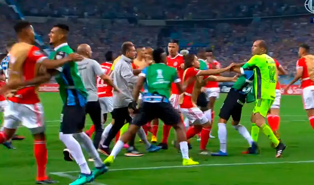 Jugadores del Internacional y Gremio protagonizaron batalla campal en la Copa Libertadores 2020. | Foto: Fox Sports Jugadores del Internacional y Gremio protagonizaron batalla campal en la Copa Libertadores 2020. | Foto: Fox Sports