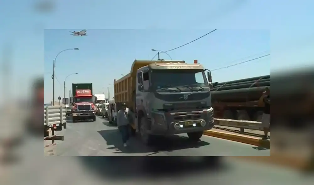 Callao: Tránsito paralizado en túnel Gambetta por camiones malogrados [VIDEO]