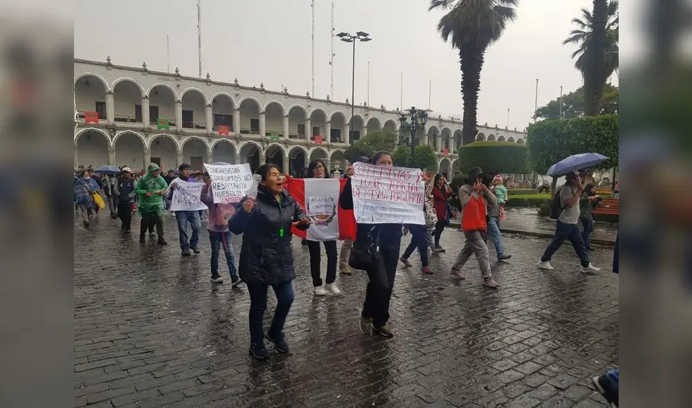 Ciudadanos marcharon en plena lluvia. Foto: Wilder Pari / URPI-LR Ciudadanos marcharon en plena lluvia. Foto: Wilder Pari / URPI-LR