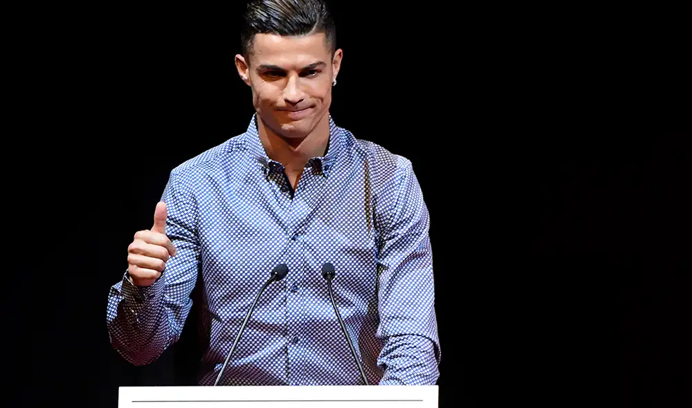 Cristiano Ronaldo recibió el premio Marca Leyenda en España por su brillante carrera como futbolista profesional. Cristiano Ronaldo recibió el premio Marca Leyenda en España por su brillante carrera como futbolista profesional.
