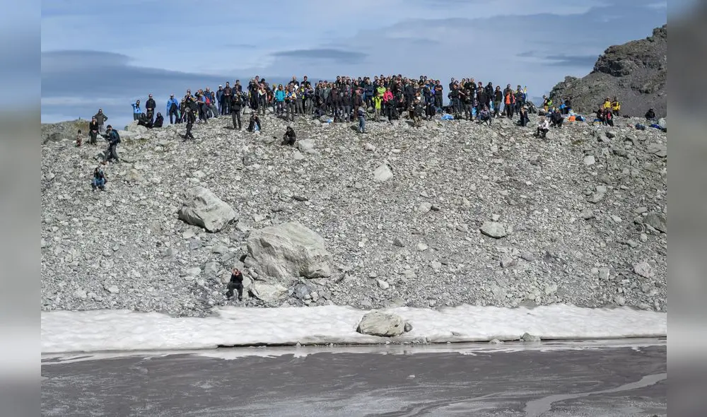 People take part in a symbolic farewell ceremony to mark the "death" of the Pizol glacier (Pizolgletscher) on September 22, 2019 above Mels, eastern Switzerland. - In a study released earlier this year, researchers of the ETH technical university in Zurich determined that more than 90 percent of Alpine glaciers will disappear by 2100 if greenhouse gas emissions are left unchecked. (Photo by Fabrice COFFRINI / AFP) People take part in a symbolic farewell ceremony to mark the "death" of the Pizol glacier (Pizolgletscher) on September 22, 2019 above Mels, eastern Switzerland. - In a study released earlier this year, researchers of the ETH technical university in Zurich determined that more than 90 percent of Alpine glaciers will disappear by 2100 if greenhouse gas emissions are left unchecked. (Photo by Fabrice COFFRINI / AFP)