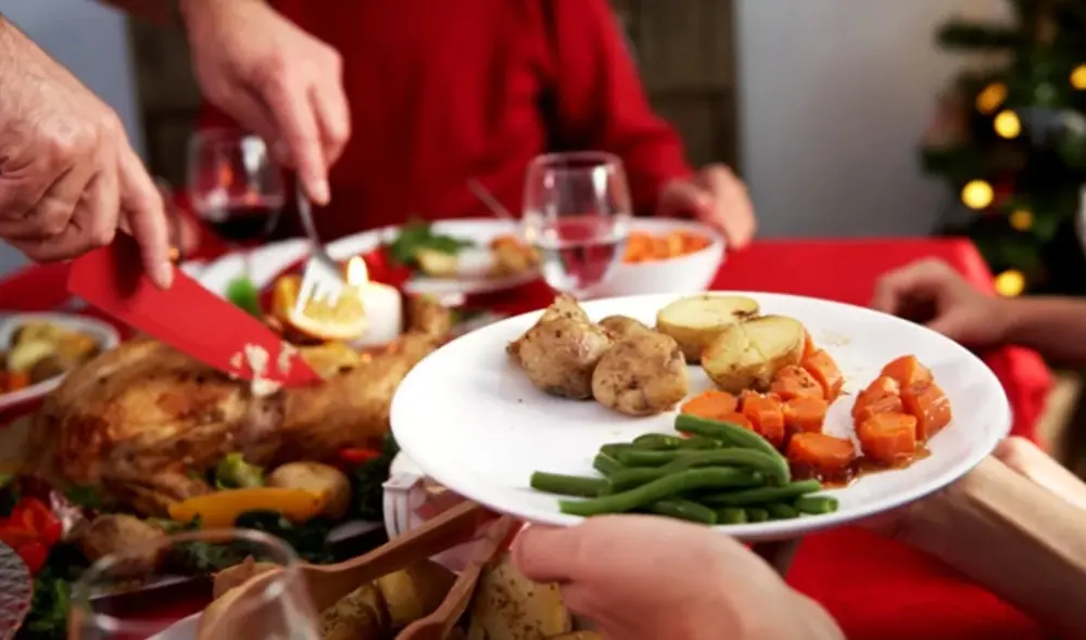Al igual que en Navidad, la cena de Año Nuevo sirve para reunir a los seres queridos en una amena conversación. Foto: Sporadcitos Al igual que en Navidad, la cena de Año Nuevo sirve para reunir a los seres queridos en una amena conversación. Foto: Sporadcitos